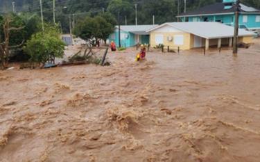 Nước lũ dâng cao tại một khu vực thuộc bang Rio Grande do Sul của Brazil.