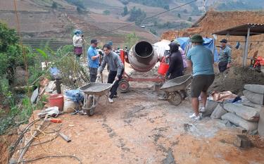 Cán bộ, đảng viên xã Chế Cu Nha, huyện Mù Cang Chải giúp dân xóa nhà dột nát.