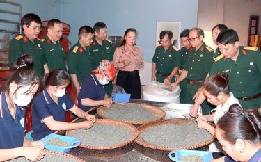 Đoàn kiểm tra tham quan mô hình sản xuất chè của doanh nhân CCB Lâm Thị Kim Thoa- Giám đốc Hợp tác xã Chè Suối Giàng.