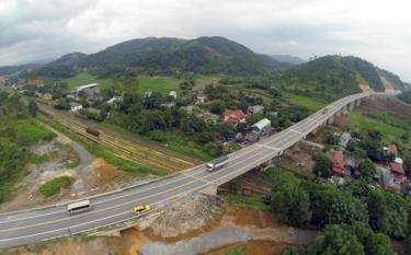 Cao tốc Nội Bài- Lào Cai sửa chữa đột xuất đầu vào phía Lào Cai, phương tiện được phân luồng giao thông theo đường khác