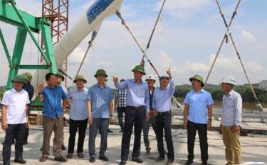 Đồng chí Nguyễn Thế Phước - Phó Chủ tịch Thường trực UBND tỉnh kiểm tra tiến độ thi công cầu Giới Phiên, thành phố dafabet link.