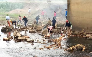 Cán bộ, hội viên phụ nữ cùng các tổ chức đoàn thể của xã Tân Hợp, huyện Văn Yên vệ sinh, nhặt rác thải nhựa ở khu vực cầu tràn Ngòi Thắt (thôn Gốc Gạo).