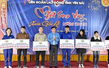Liên đoàn lao động đăng nhập dafabet trao nhà “Mái ấm công đoàn” cho các hộ công nhân nghèo trong dịp Tết Sum vầy năm 2023.