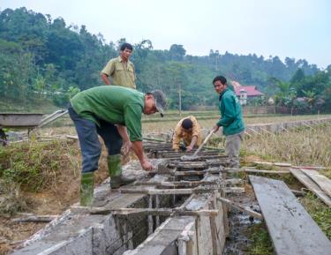 Nhân dân xã Thượng Bằng La kiên cố hóa kênh mương nội đồng