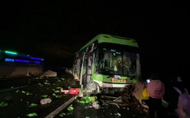 Hiện trường vụ tai nạn khiến phụ xe tử vong trên cao tốc Phan Thiết - Dầu Giây (Ảnh: Người dân cung cấp).