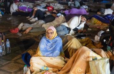 Người dân không dám ở trong nhà và phải trú ngụ tại một quảng trường ngoài trời sau khi xảy ra trận động đất tại Marrakesh vào tối 8/9 (theo giờ địa phương).