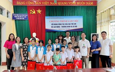 Cục Trẻ em và Quỹ Bảo trợ trẻ em Việt Nam (Bộ Lao động - Thương binh và Xã hội) tặng 70 suất quà trung thu cho trẻ em tại Trung tâm công tác xã hội và bảo trợ xã hội tỉnh Yên Bái.