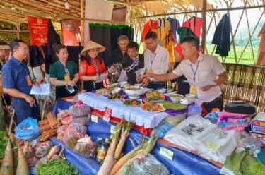 Các gian hàng giới thiệu món ăn dân tộc, sản phẩm đặc trưng trong Lễ hội truyền thống “Sắc màu văn hoá” các dân tộc xã Phong Dụ Thượng.