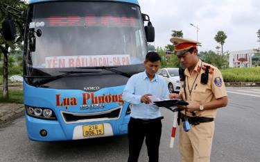 Lực lượng CSGT xử lý các phương tiện kinh doanh vận tải hành khách và hàng hóa vi phạm trên  tuyến đường Âu Cơ, thành phố Yên Bái.