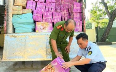 Lực lượng chức năng kiểm tra số bánh Trung Thu không rõ nguồn gốc tại Hưng dafabet com.