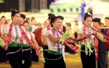 Nghệ thuật Xòe Thái của tỉnh Yên Bái là “đặc sản” được nhiều du khách trong và ngoài nước ấn tượng.