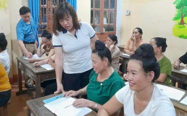 Lãnh đạo thị xã Nghĩa Lộ kiểm tra lớp học xóa mù chữ ban đêm cho phụ nữ dân tộc thiểu số trên địa bàn.
