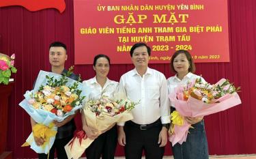 Cô giáo Lê Thị Thanh Huyền giáo viên Trường TH&THCS xã Phúc Ninh, huyện Yên Bình (người thứ 2, trái sang) 2 năm liên tiếp tình nguyện tham gia biệt phái tại huyện vùng cao Trạm Tấu.
