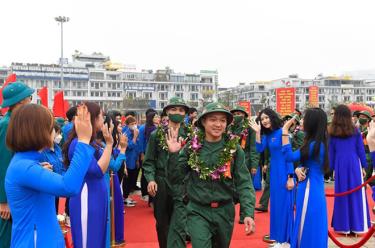 Thanh niên tỉnh Quảng Ninh phấn khởi lên đường bảo vệ Tổ quốc.