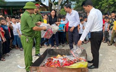 Hơn 150 sản phẩm không rõ nguồn gốc xuất xứ đã bị tiêu huỷ trước sự chứng kiến của học sinh Trường Tiểu học thị trấn Mậu A.