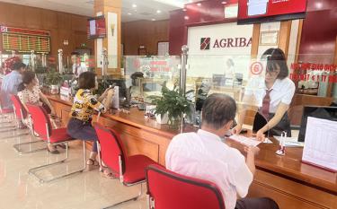 Khách hàng đến giao dịch tại Agribank chi nhánh dafabet khuyến mãi Yên Bái.