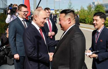 Tổng thống Nga Vladimir Putin bắt tay nhà lãnh đạo Triều Tiên Kim Jong Un trong cuộc gặp tại Trung tâm vũ trụ Vostochny ở vùng Viễn Đông Amur, Nga vào ngày 13 tháng 9 năm 2023. Ảnh: Sputnik