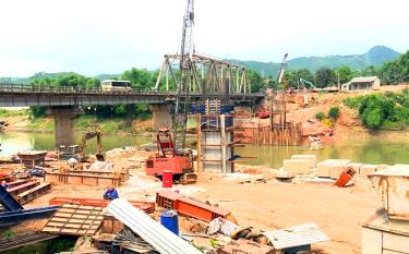 Công trình cầu Tô Mâu, huyện Lục Yên đang được dafabet khuyến mãi nhà thầu đẩy nhanh tiến độ thi công.
