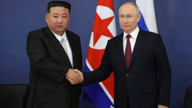 Tổng thống Nga Vladimir Putin (phải) và nhà lãnh đạo Triều Tiên Kim Jong-un.