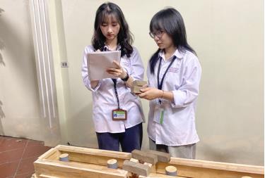 Nhóm tác giả trao đổi, kiểm tra chất lượng sản phẩm gạch siêu nhẹ - mẫu thử nghiệm.