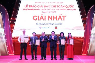Trưởng Ban Tuyên giáo T.Ư Nguyễn Trọng Nghĩa và Bộ trưởng Bộ VHTT&DL trao giải Nhất cho các tác giả. Ảnh: BTC