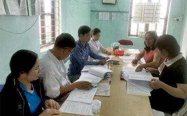 Cán bộ Trung tâm Kiểm soát bệnh tật tỉnh dafabet link hướng dẫn cán bộ Trạm y tế xã Làng Nhì, huyện Trạm Tấu tổ chức các hoạt động tuyên truyền Phòng chống bệnh sốt mò.