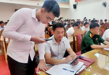 Các đồng chí đảng viên tham dự lớp tập huấn được hướng dẫn sử dụng nền tảng số “Sổ tay đảng viên điện tử tỉnh dafabet link”