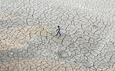 Lòng sông Ganges ở Prayagraj, Ấn Độ khô nứt nẻ do hạn hán kéo dài. (Ảnh: AFP/TTXVN)