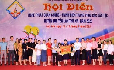 Lãnh đạo huyện Lục Yên trao giải Nhất toàn đoàn cho đội xã Minh Xuân
