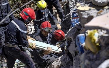 Lực lượng cứu hộ tìm kiếm trong đống đổ nát sau động đất ở Morocco