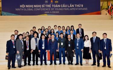 Chủ tịch Quốc hội Vương Đình Huệ với 20 thanh niên Việt Nam tiêu biểu tham dự Hội nghị.