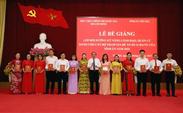 Đồng chí Tạ Văn Long - Phó Bí thư Thường trực Tỉnh ủy, Chủ tịch HĐND tỉnh trao chứng nhận hoàn thành khóa học cho các học viên