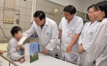 Chủ tịch Quốc hội Vương Đình Huệ thăm hỏi các bệnh nhân tại Bệnh viện Bạch Mai.