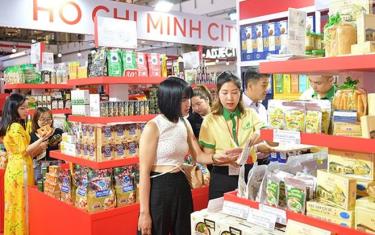 Khách chọn mua các sản phẩm trong “Tuần hàng Việt Nam tại Thái Lan 2023”. Ảnh: Đinh Trường
