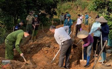 Nhân dân xã Tân Thịnh tích cực xây dựng các công trình vệ sinh môi trường.