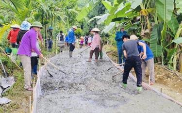 Nhân dân xã Khánh Thiện, huyện Lục Yên phát huy tinh thần đại đoàn kết, đồng lòng làm đường giao thông nông thôn, góp phần xây dựng nông thôn mới.