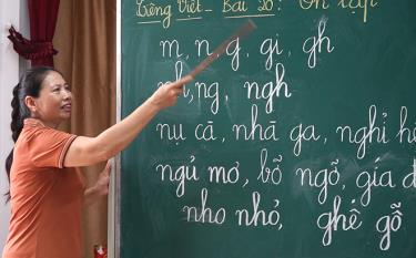 Cô giáo Hoàng Thị Vỵ - thôn Ngòi Khang, xã Bảo Ái (Yên Bình) tự nguyện dạy trẻ khuyết tật.