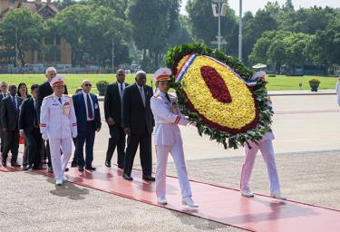 Đoàn Chủ tịch Quốc hội Cuba Esteban Lazo Hernandez đặt vòng hoa tại Lăng Chủ tịch Hồ Chí Minh.