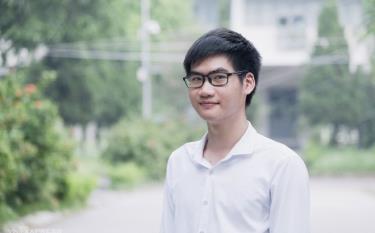 Tuấn Phong trong khuôn viên Đại học Bách khoa Hà Nội.