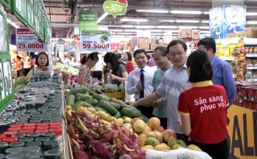 Thành phố Yên Bái hiện có 15 siêu thị, 25 doanh nghiệp kinh doanh dịch vụ thương mại chất lượng cao đáp ứng nhu cầu mua sản phẩm sạch, rõ nguồn gốc của người dân.