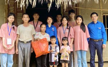 Thành đoàn Yên Bái trao quà Trung thu cho trẻ em nghèo trên địa bàn huyện Yên Bình.