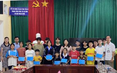 Đồng chí Vũ Thị Hiền Hạnh - Phó Chủ tịch UBND tỉnh trao quà cho trẻ em có thành tích học tập tốt tại Trung tâm.