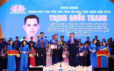 Ông Nguyễn Trọng Nghĩa và anh Bùi Quang Huy trao chứng nhận cho đại biểu