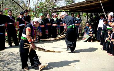 Người Mông múa khèn trong lễ hội xuân.