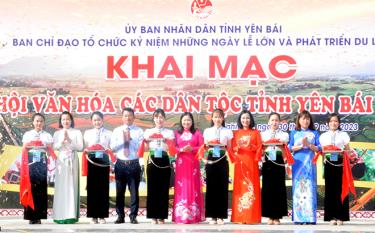 Các đại biểu cắt băng khai mạc 