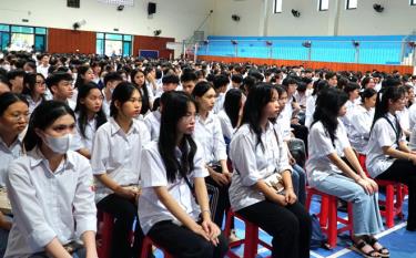 Các thí sinh tham dự khai mạc Kỳ thi chọn học sinh giỏi THPT tỉnh Yên Bái năm học 2023 - 2024.
