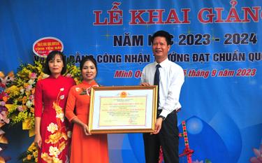 Đồng chí Nguyễn Thế Phước- Phó Chủ tịch Thường trực UBND tỉnh trao Bằng công nhận trường đạt chuẩn Quốc gia mức độ 2 cho Trường  TH&THCS Minh Quân.
