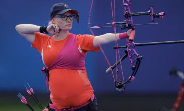 Jodie Grinham thi đấu bắn cung tại Paralympic 2024. Ảnh: The Observer