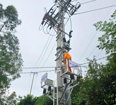 Công nhân Điện lực Yên Bình kiểm tra đường dây 35kV trước khi đóng điện.