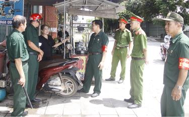 Các cựu chiến binh phường Pú Trạng, thị xã Nghĩa Lộ phối hợp cùng lực lượng Công an phường tuyên truyền hộ kinh doanh không vi phạm lấn chiếm lòng đường, vỉa hè.